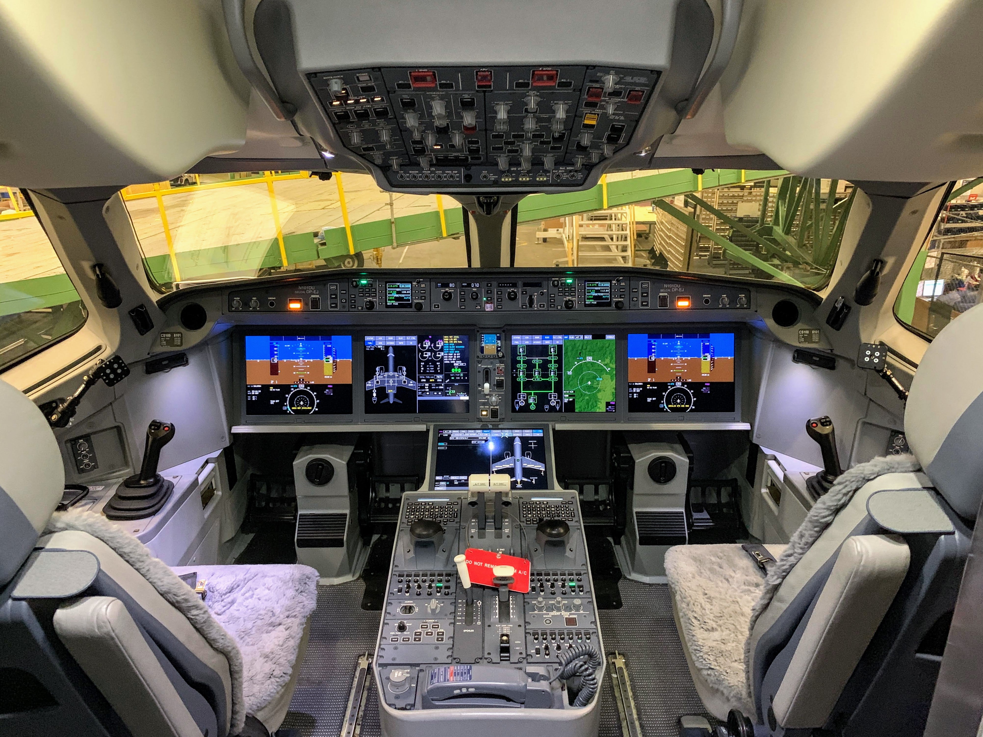 Airbus a220 300 кабина пилота