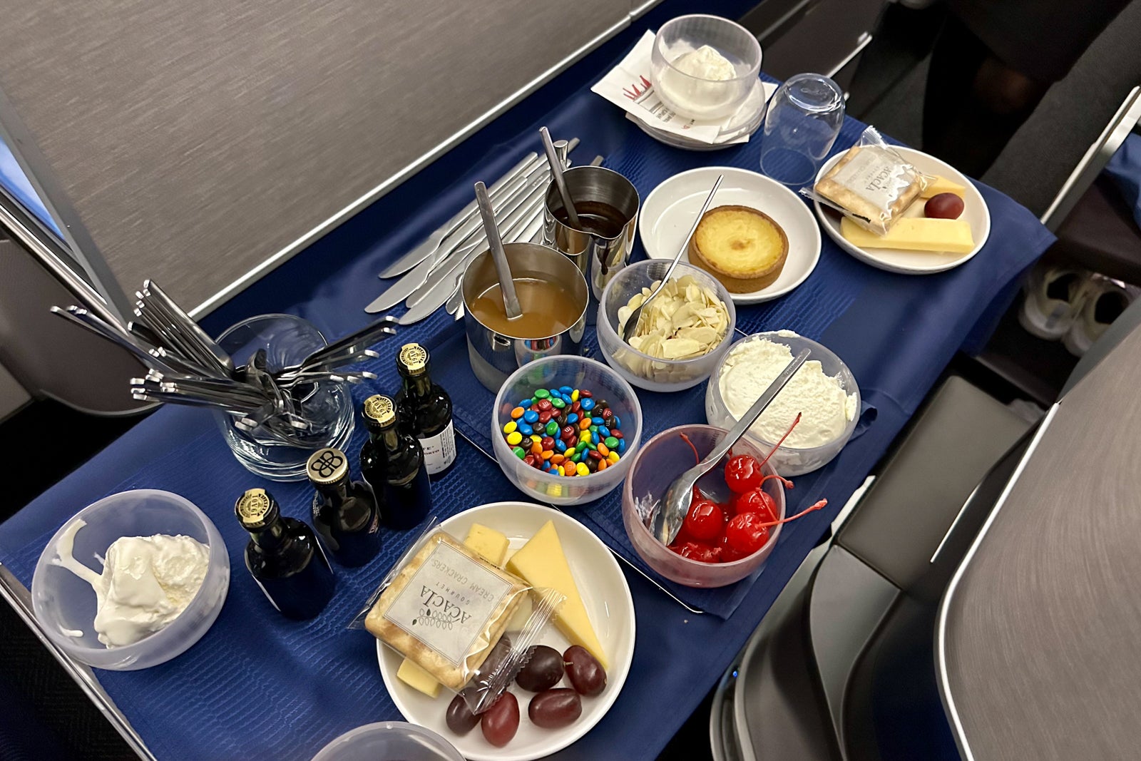 ice cream sundae. cart