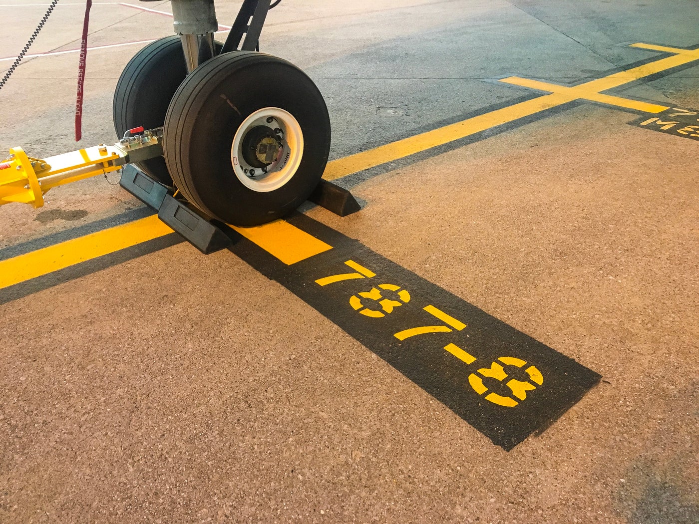 how-pilots-move-a-plane-around-on-the-ground