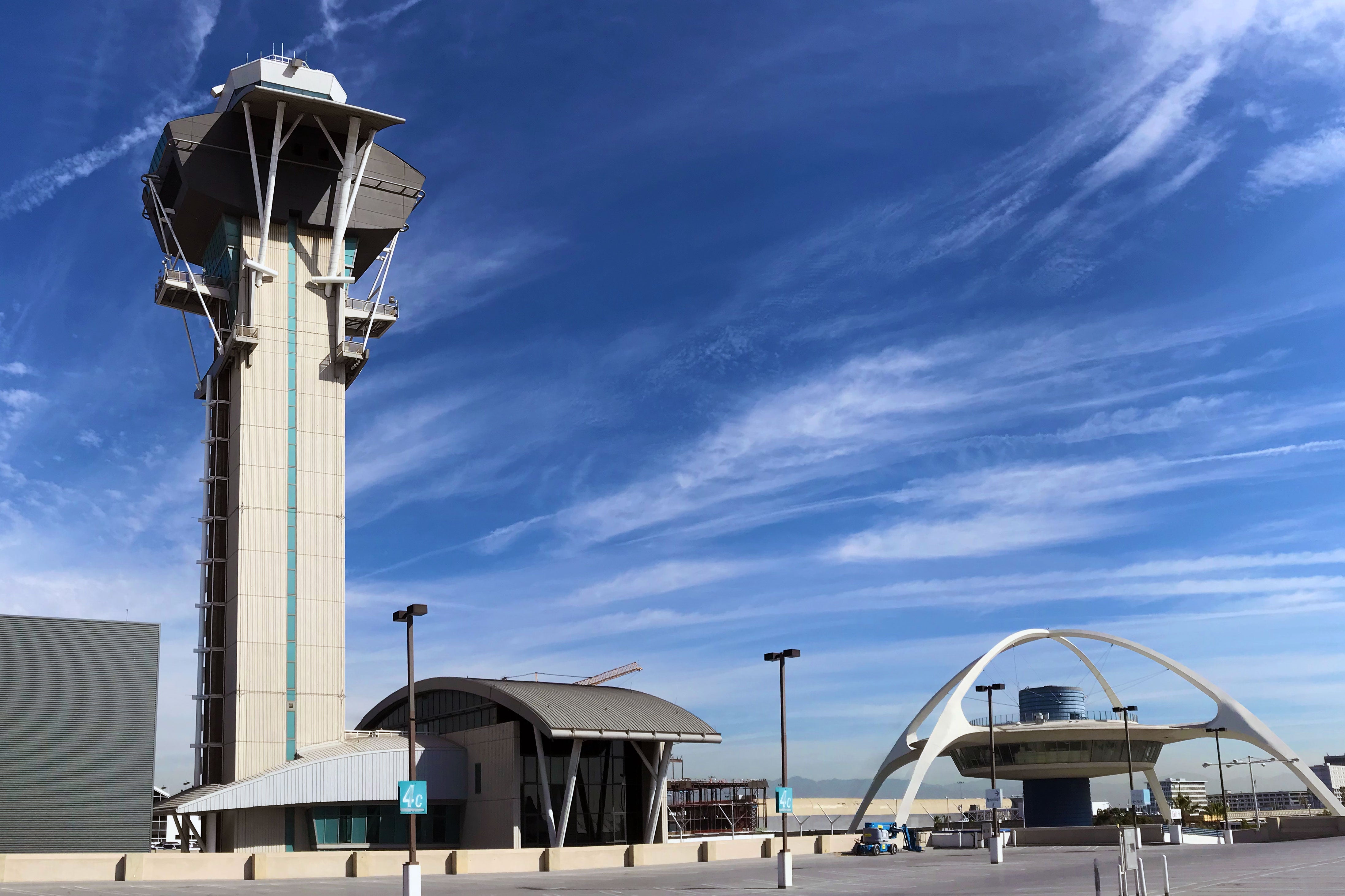 Башня работа. Control Tower. Взлетное поле с диспетчерской вышкой.