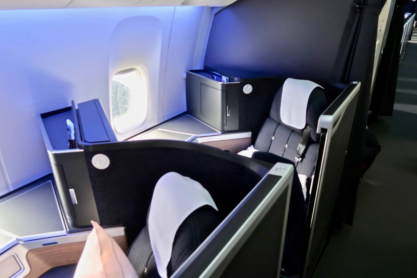 经过翻新的英国航空公司777上最好的座位，带俱乐部套房