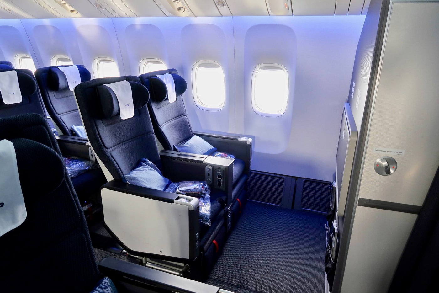 经过翻新的英国航空公司777上最好的座位，带俱乐部套房