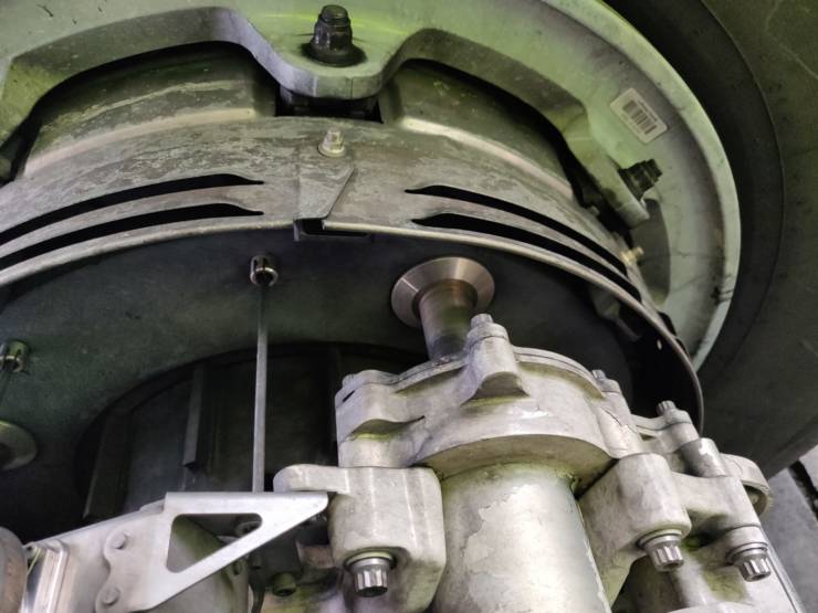 How do aircraft brakes work?