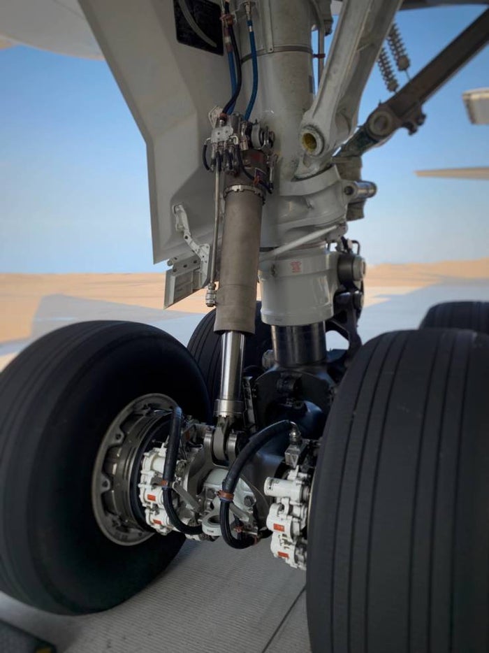 How the landing gear on the 787 Dreamliner works