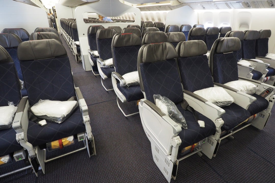 American Airlines Will Begin Offering Free Alcohol As Main Cabin Extras ...