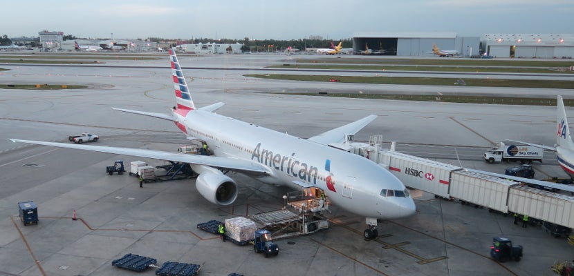 AA 777-200 in MIA