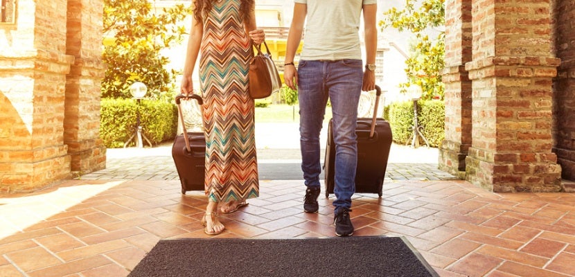 IMG Couple travelers featured shutterstock 205324165
