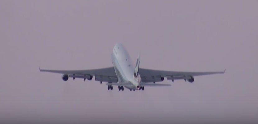 HD Landing and Takeoff In Honor of Cathay Pacific's 747 - The Points Guy