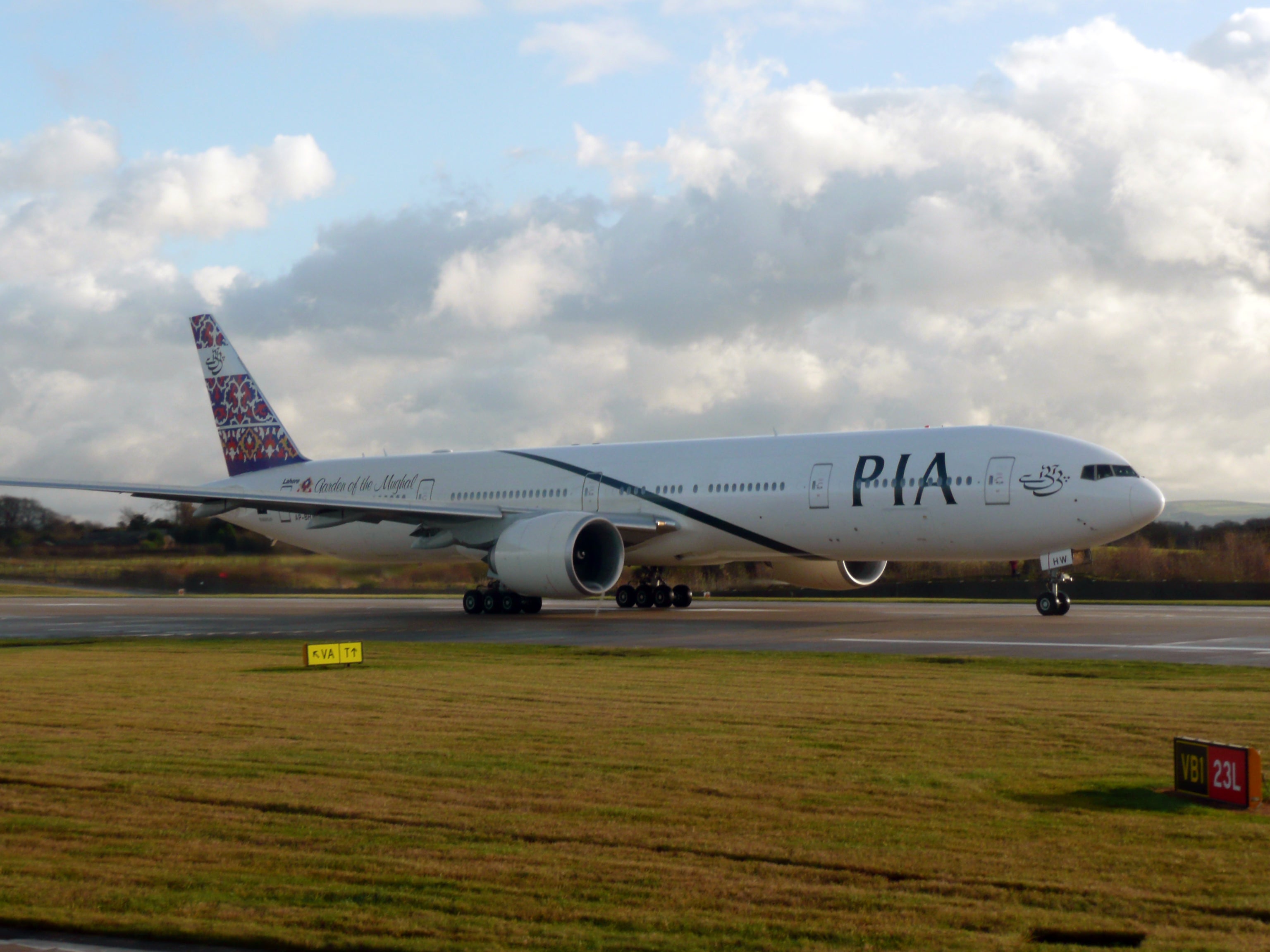 Pakistan_International_-_Boeing_777-340ER