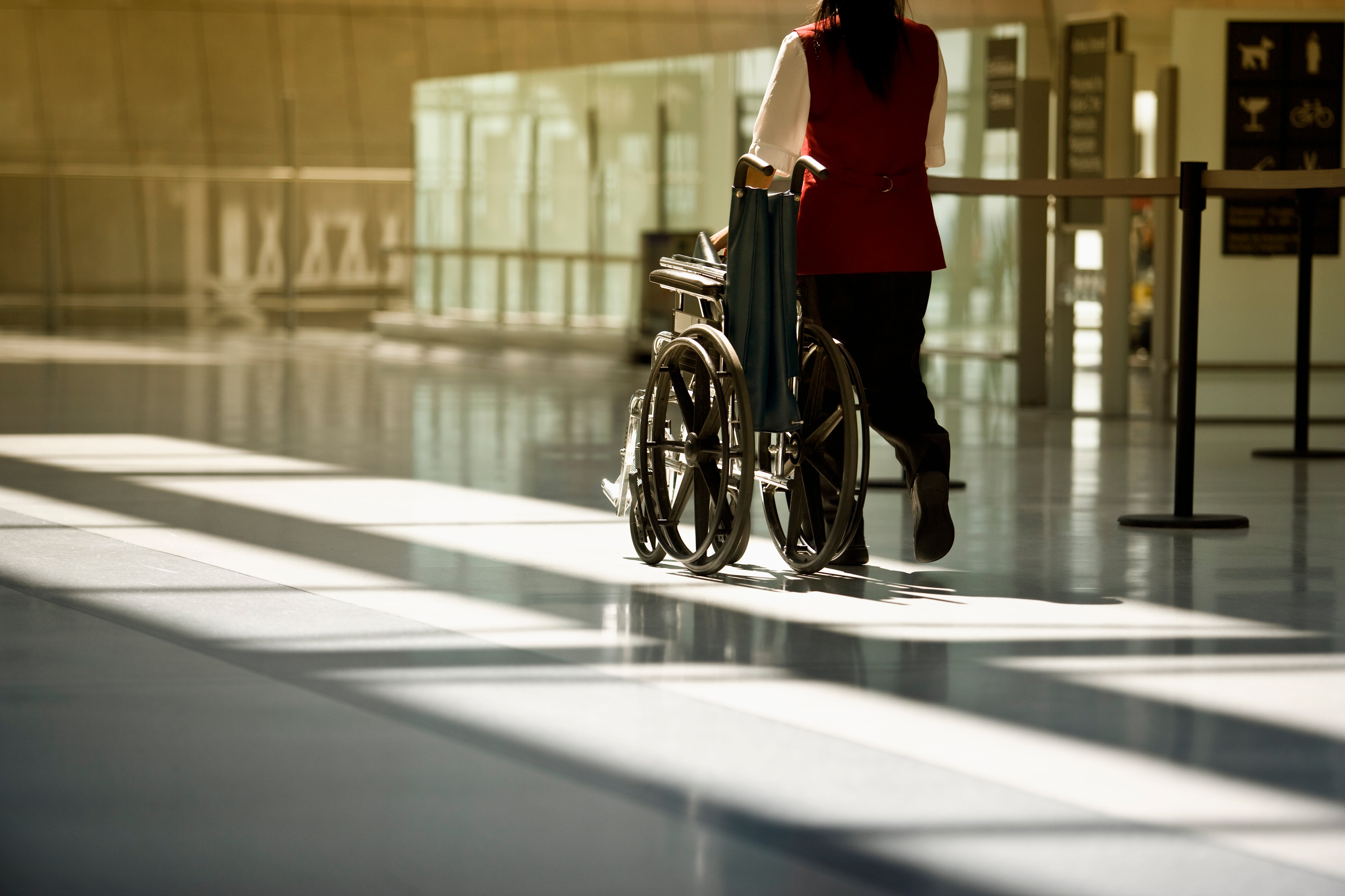 Перевозка пассажиров инвалидов. Инвалиды в аэропорту. Сопровождение инвалидов в аэропорту. Инвалидная коляска в аэропорту. Пассажиры с ограниченными возможностями.