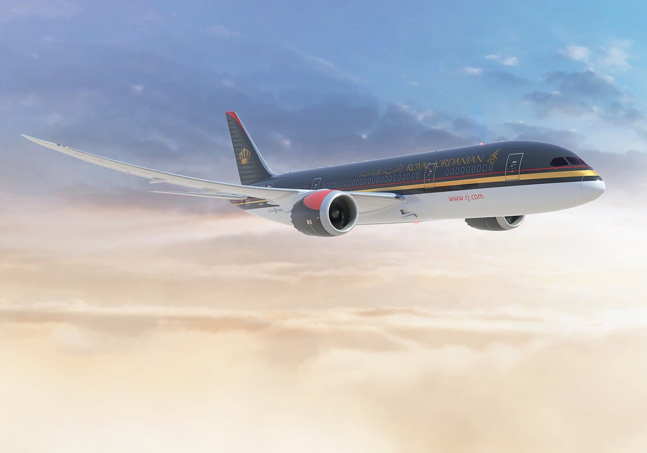 Royal_Jordanian_787_air-to-air_image_41417x992