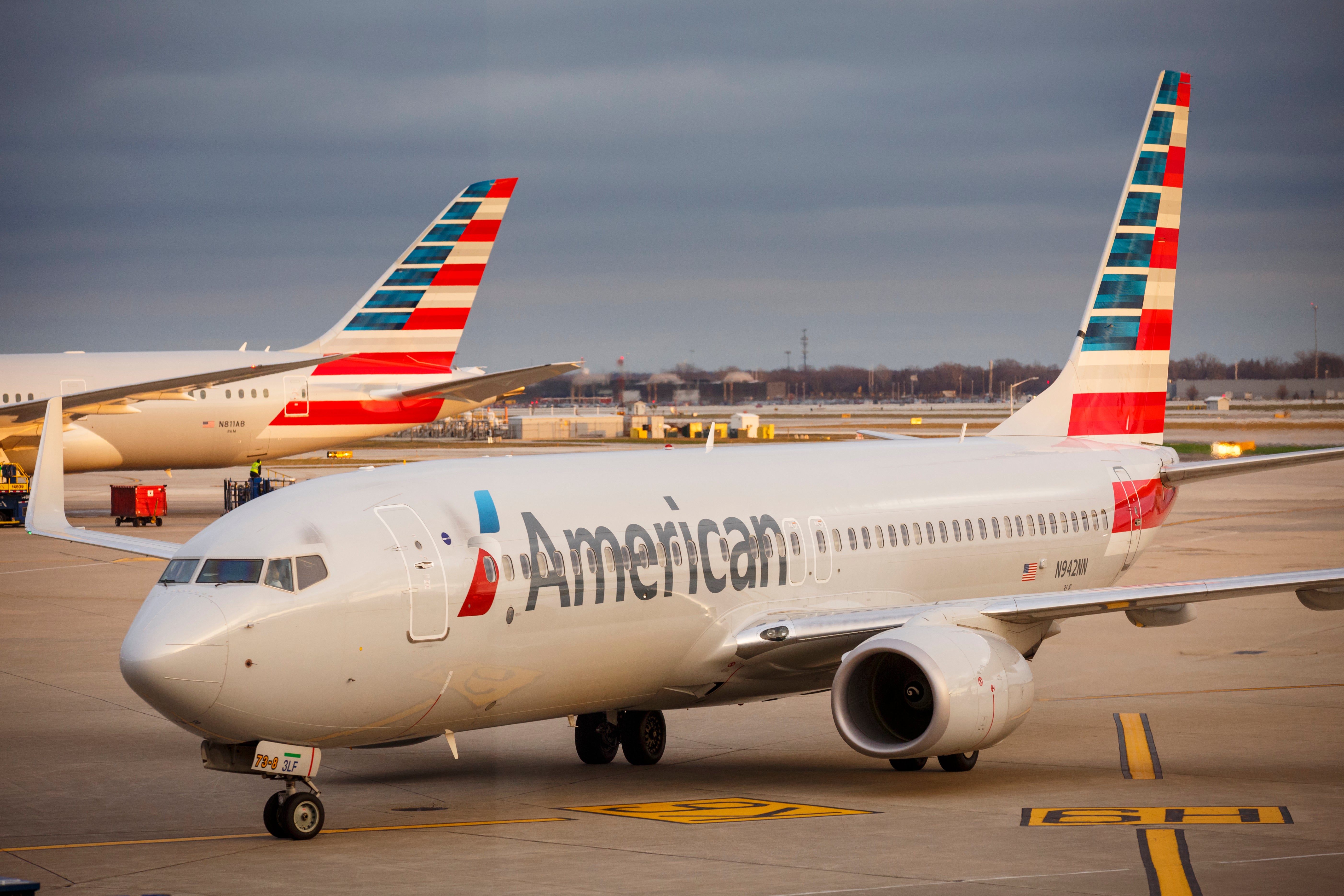 Самолет из россии в сша. Авиакомпания American Airlines. Американ Аирлинес самолеты. Пассажирский американский самолет Американ Эйрлайнс. American Airlines крупнейший авиаперевозчик.