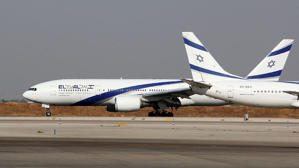 Israeli airliner EL-AL aircrafts maneuve