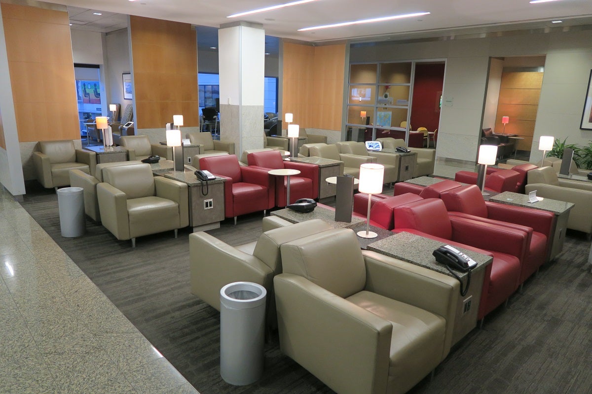 aa-to-close-dfw-admirals-club-to-speed-up-renovation