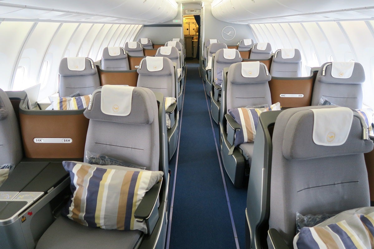 Lufthansa 747-8 748 upper deck business class cabin