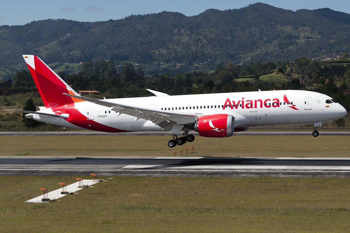 Avianca_Boeing_787-8_landing_at_Medellin_Airport