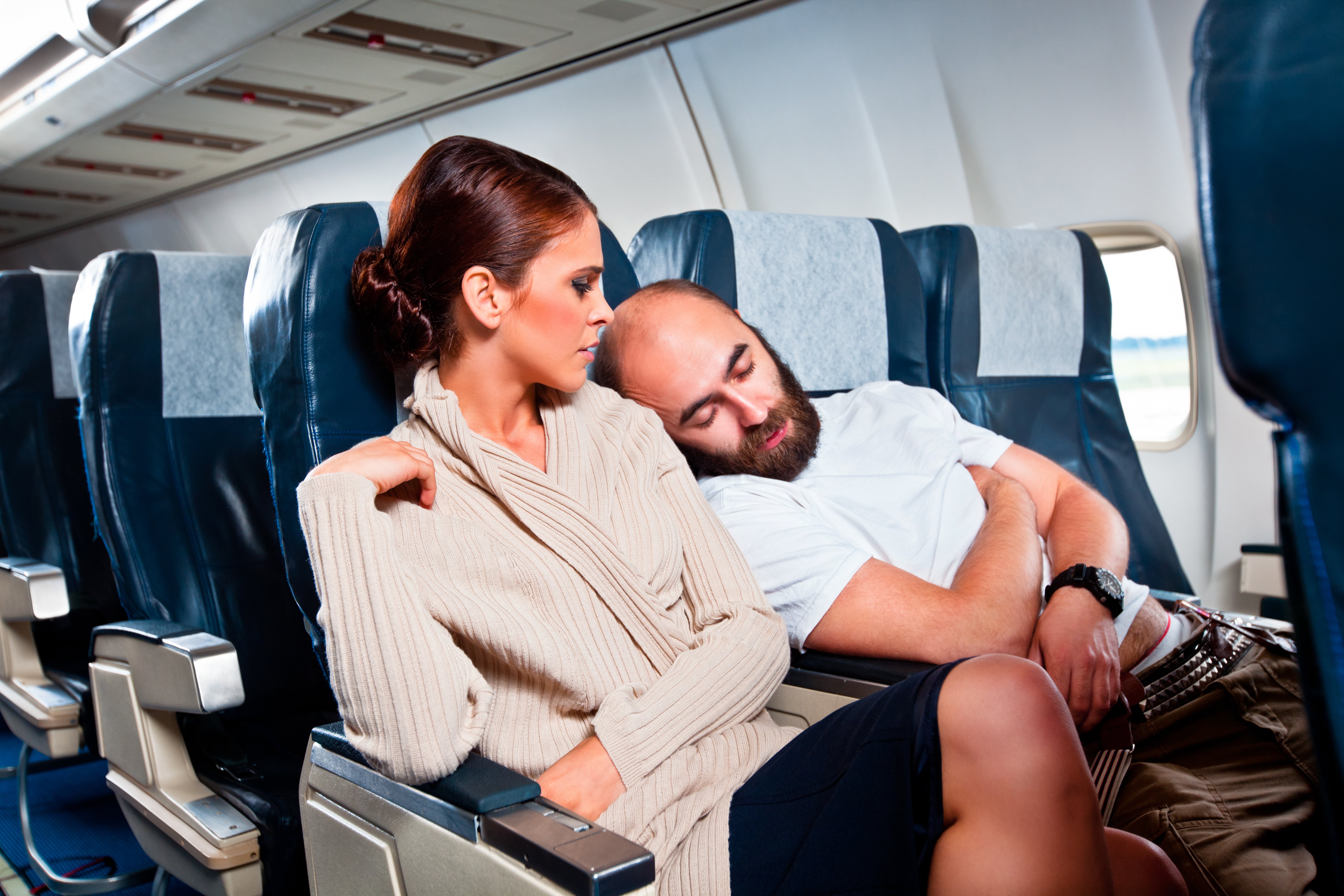 Пассажиры сколько минут. Самолет с пассажиром. Мужчина и женщина в самолете. Женщина в самолете. Пассажиры на борту самолета.
