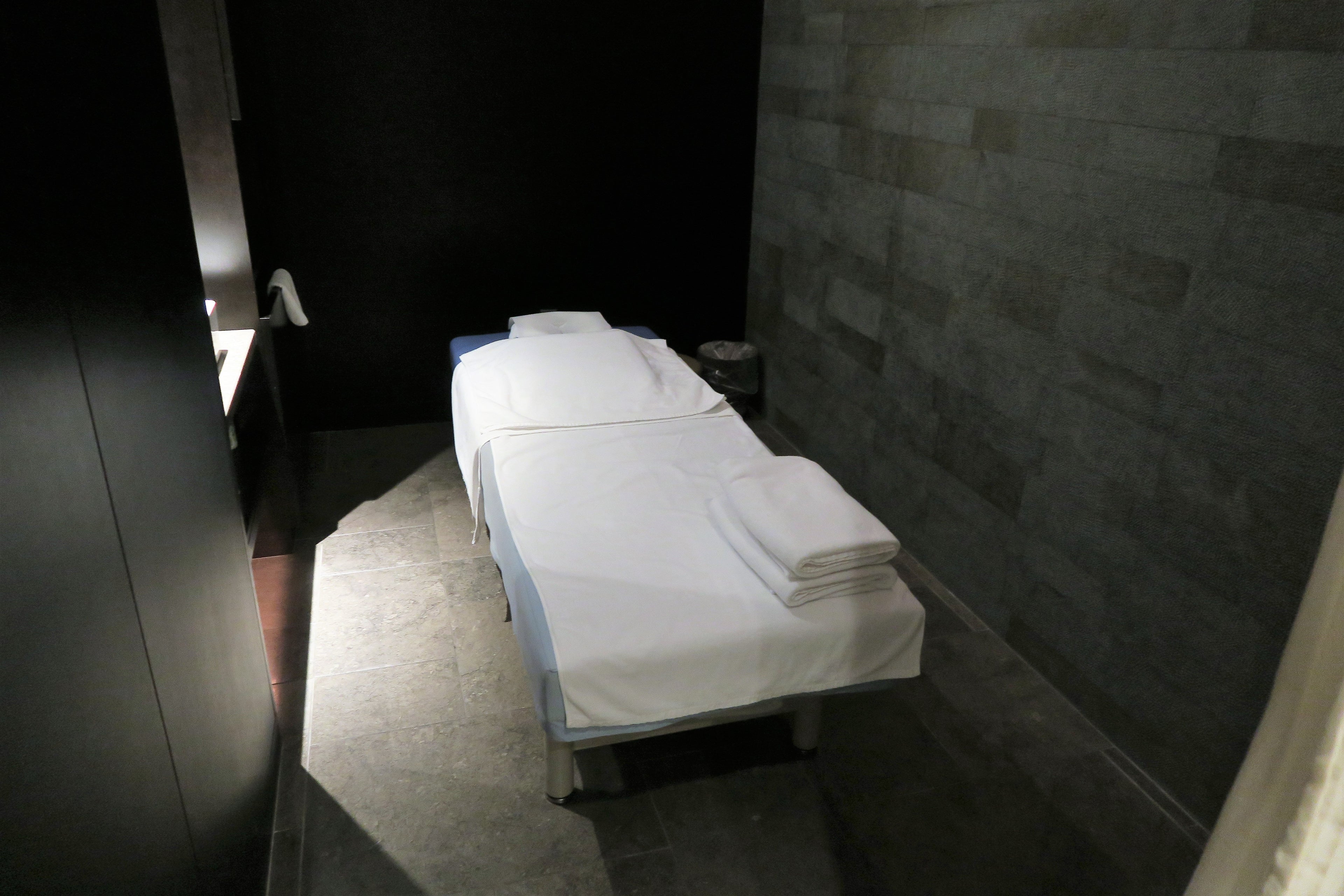 Japan Airlines First Class Lounge Massage Table2