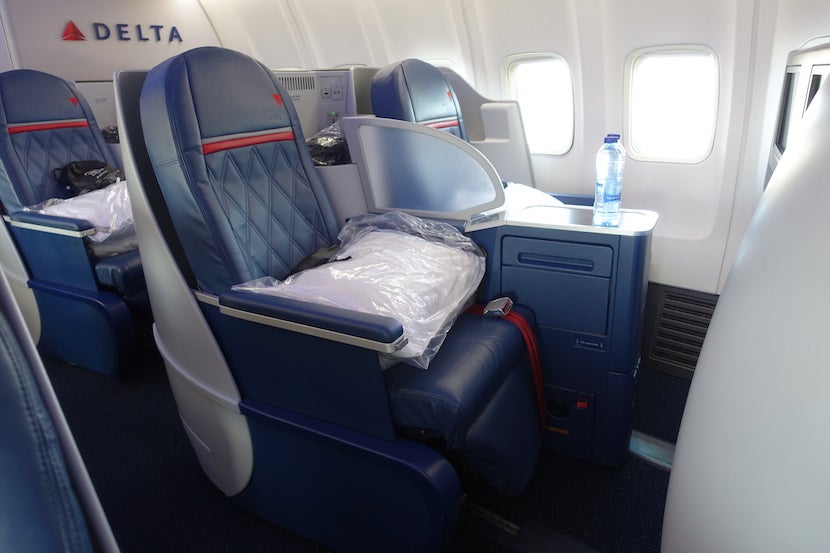 Delta 757 side seats 3