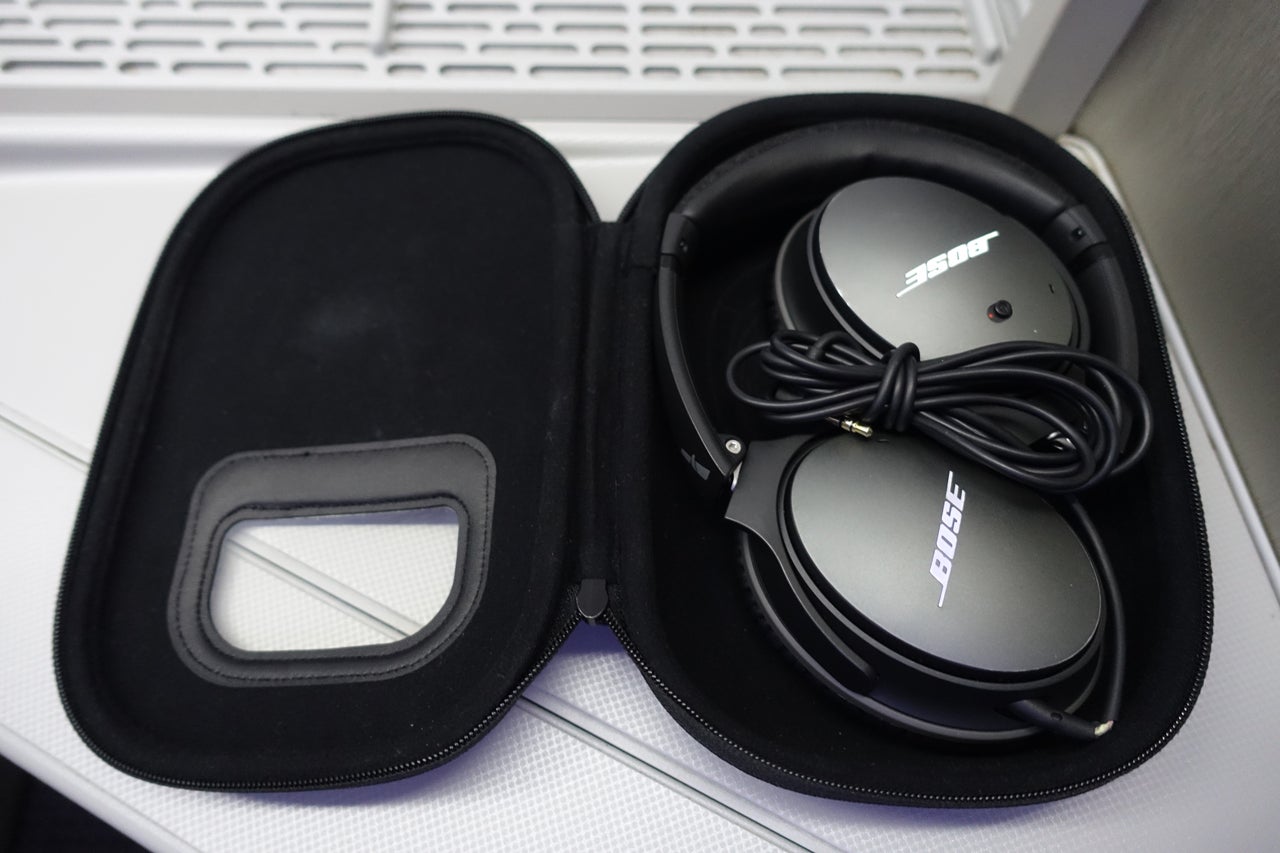 IMG-aa-biz-bose-headphones