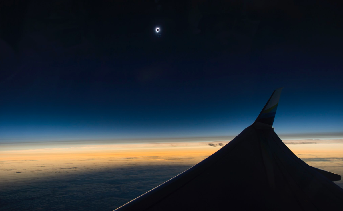 The Best Photos and Videos of the Eclipse From Airplanes - The Points Guy