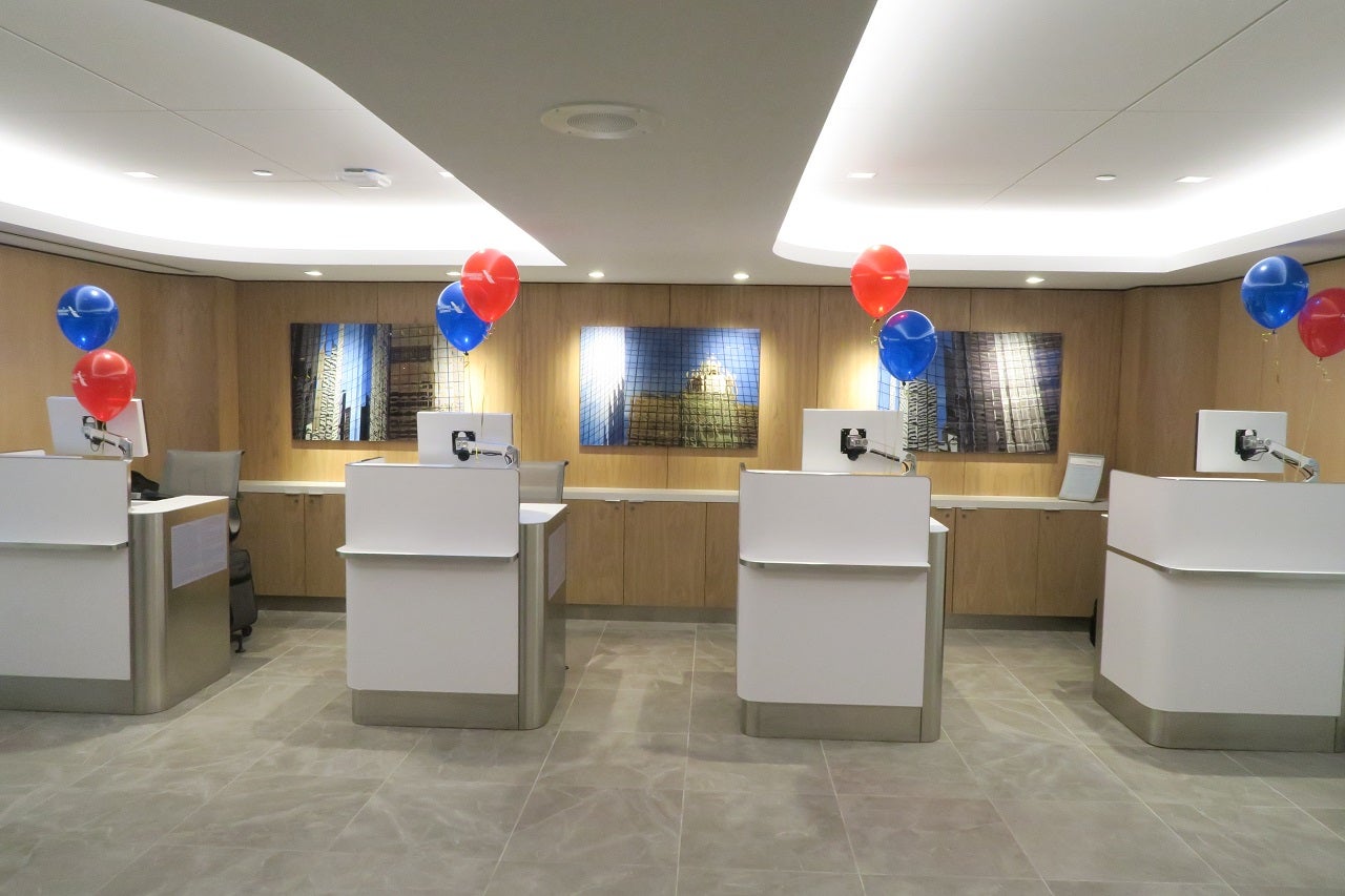 AA ORD Flagship Lounge - agent kiosks