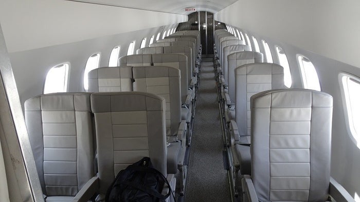 Les sièges dans un Embraer 135 de JetSuiteX sont plus serrés que ceux de la plupart des jets privés, mais offrent plus d'espace que dans la classe économique des compagnies aériennes américaines. (Photo par J. Keith van Straaten / The Points Guy)' economy class. (Photo by J. Keith van Straaten / The Points Guy)