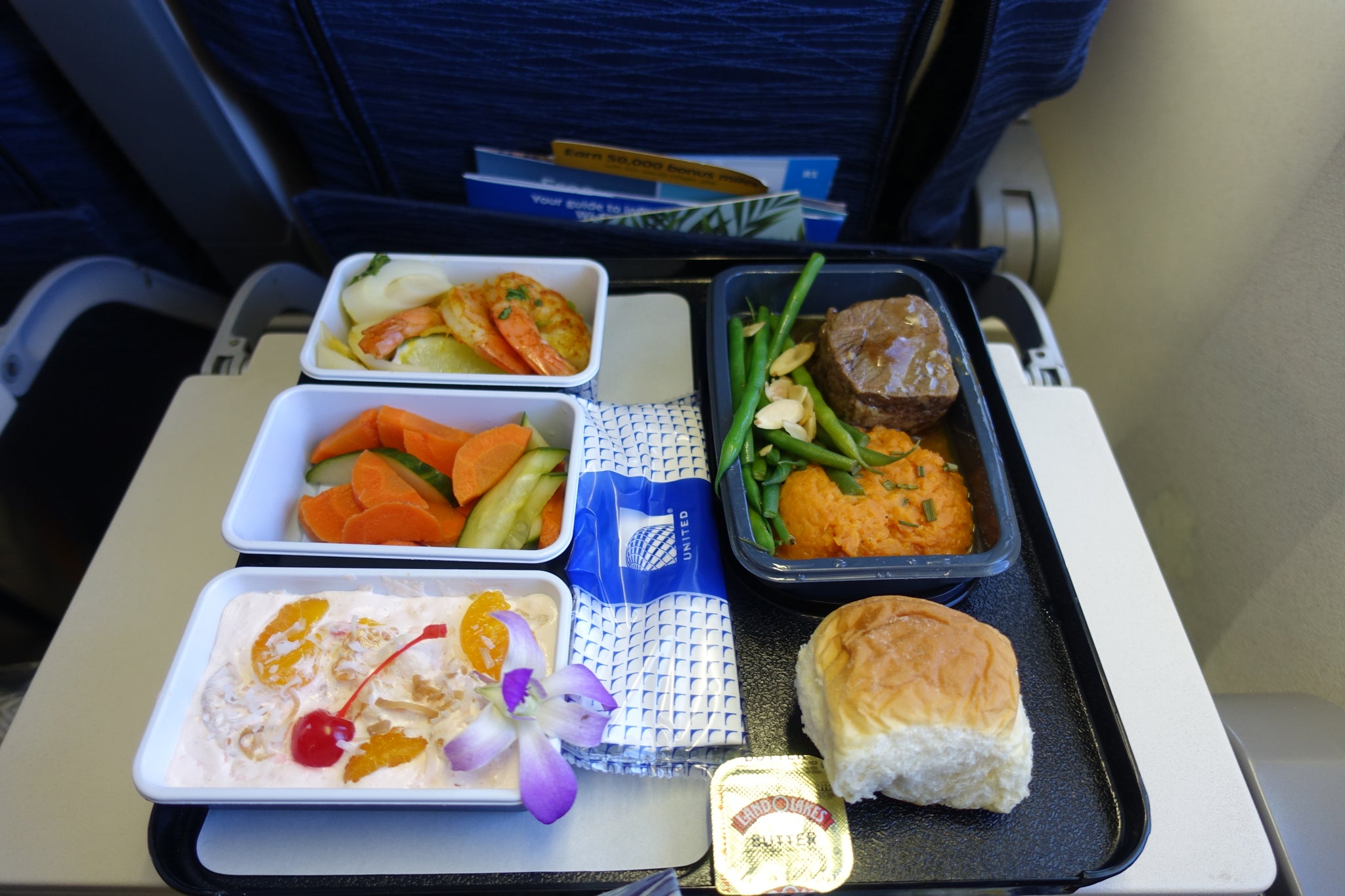United will begin offering free economy meals on select Hawaii flights