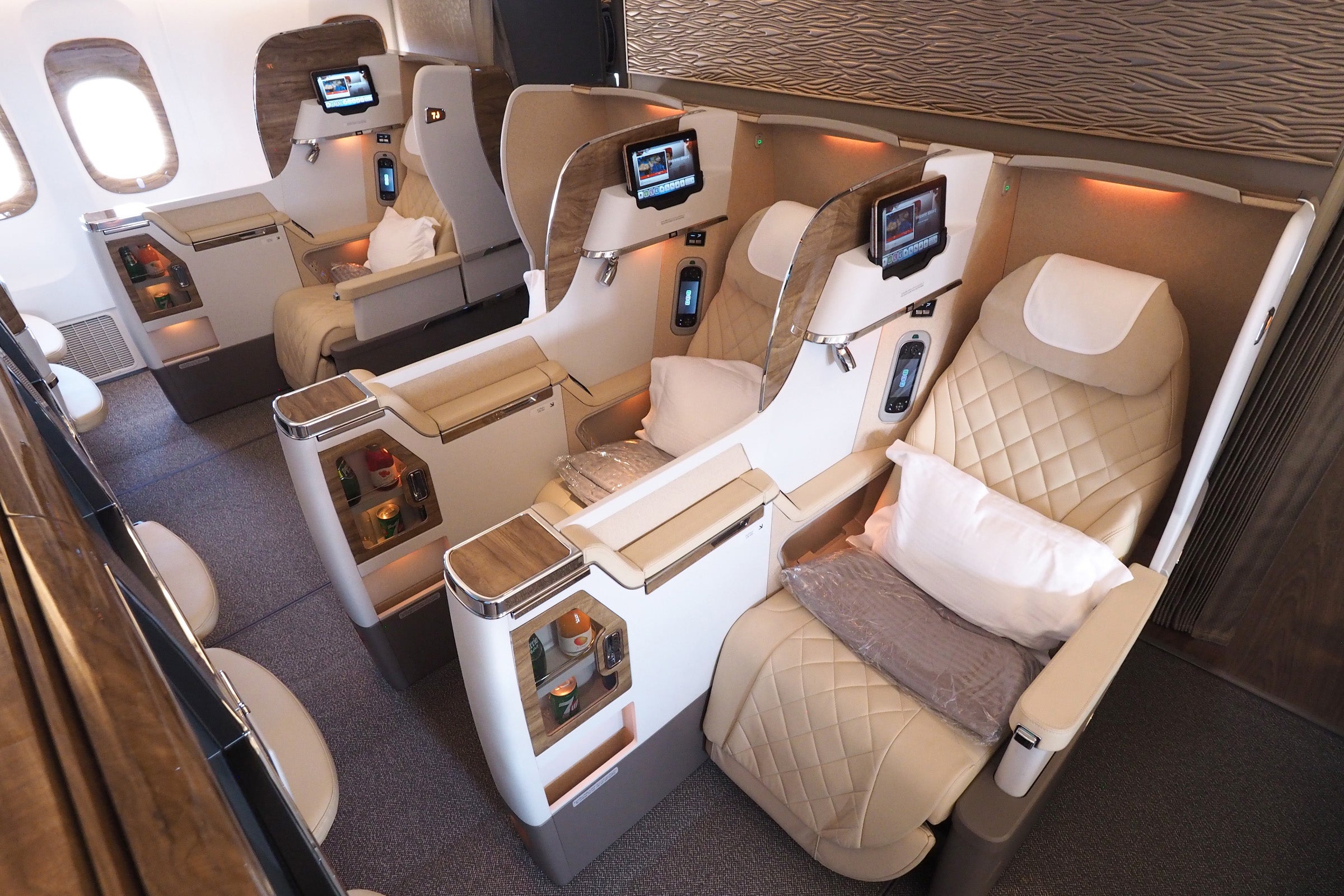 Emirates Fancy New Business Class Still Has Middle Seats   PB122458 