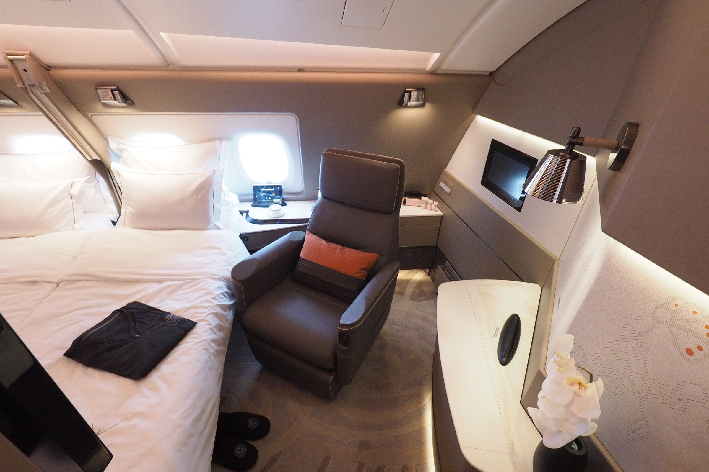 First class купить. First class Suite - Singapore Airlines a380. А380 первый класс Сьюит. Singapore Airlines a380 первый класс. Сингапурские авиалинии первый класс.