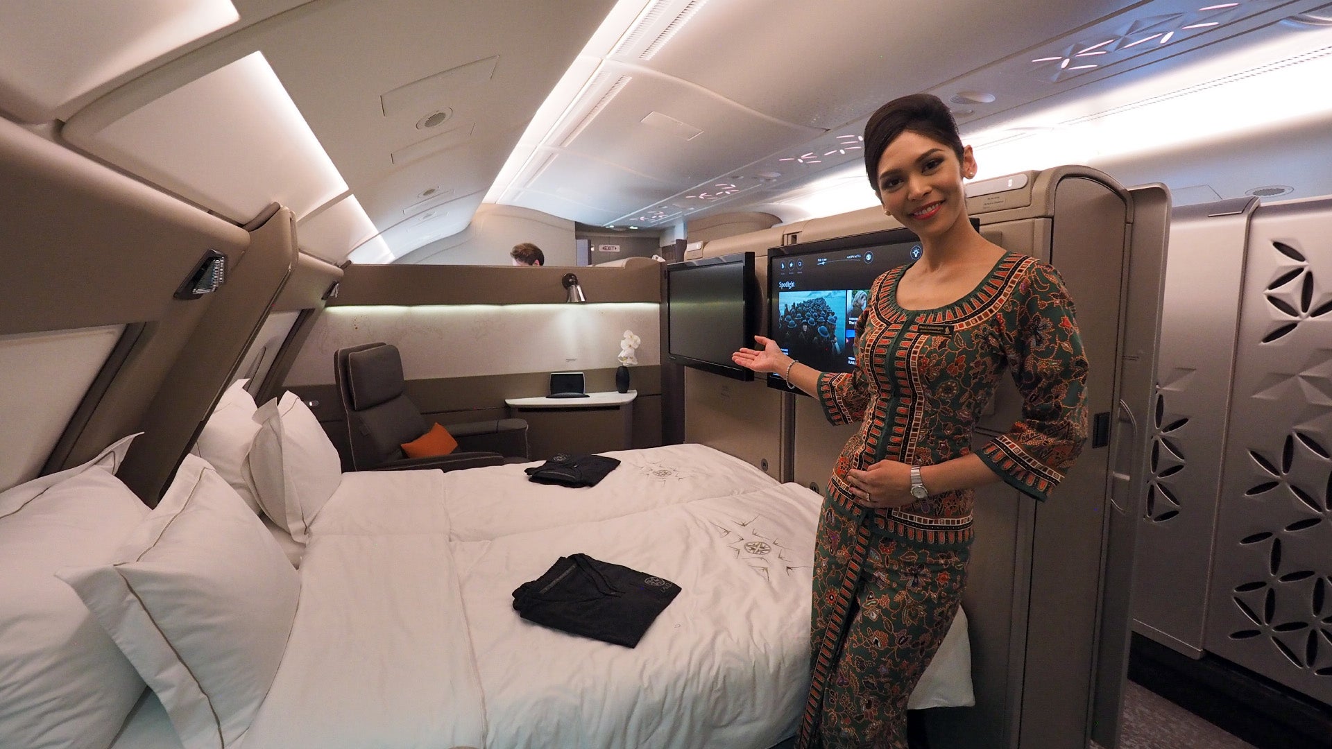 Watch Singapore Airlines Show off The Impressive A380 Suite The