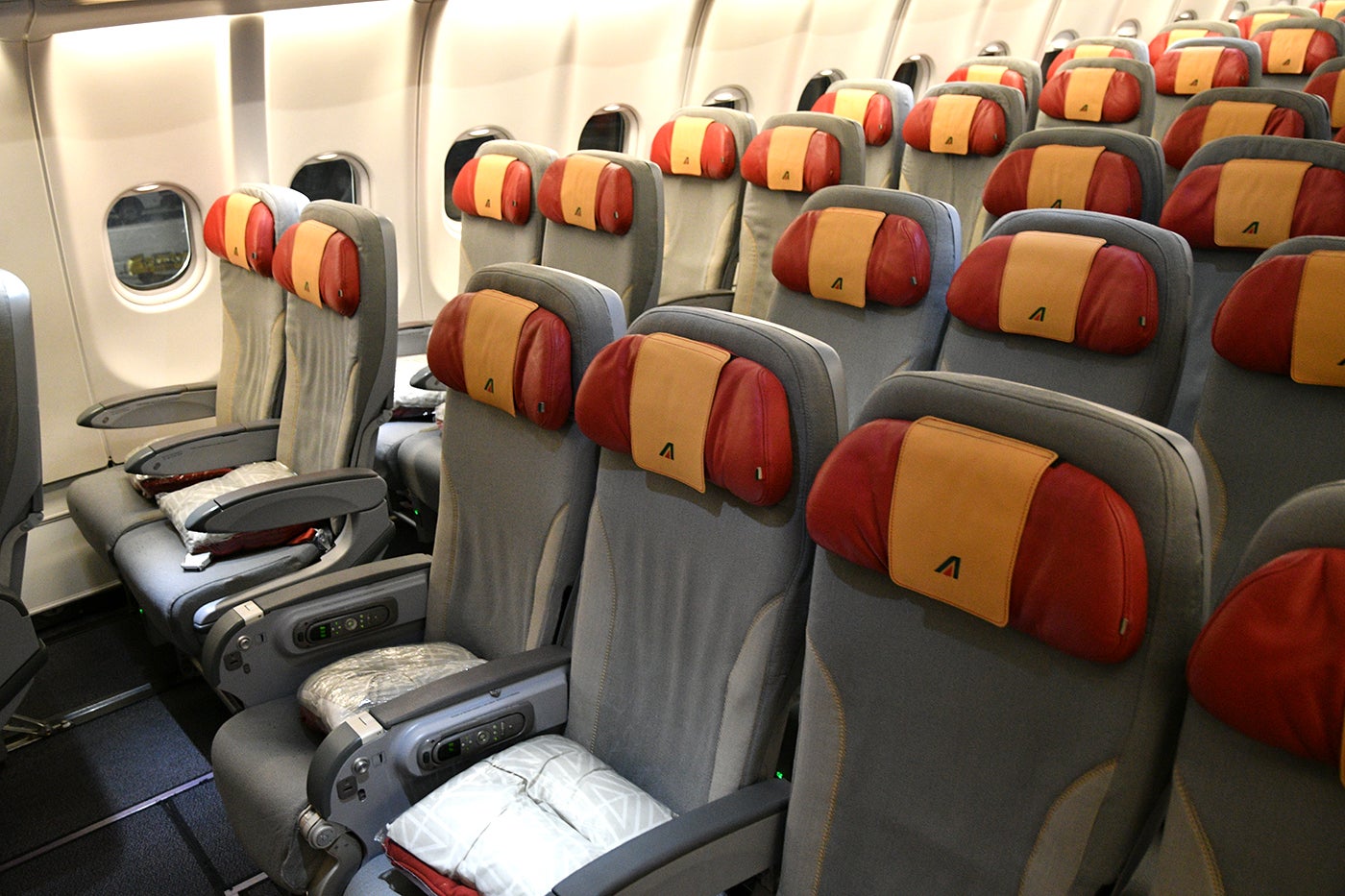 Alitalia Airbus A330-200 economy class