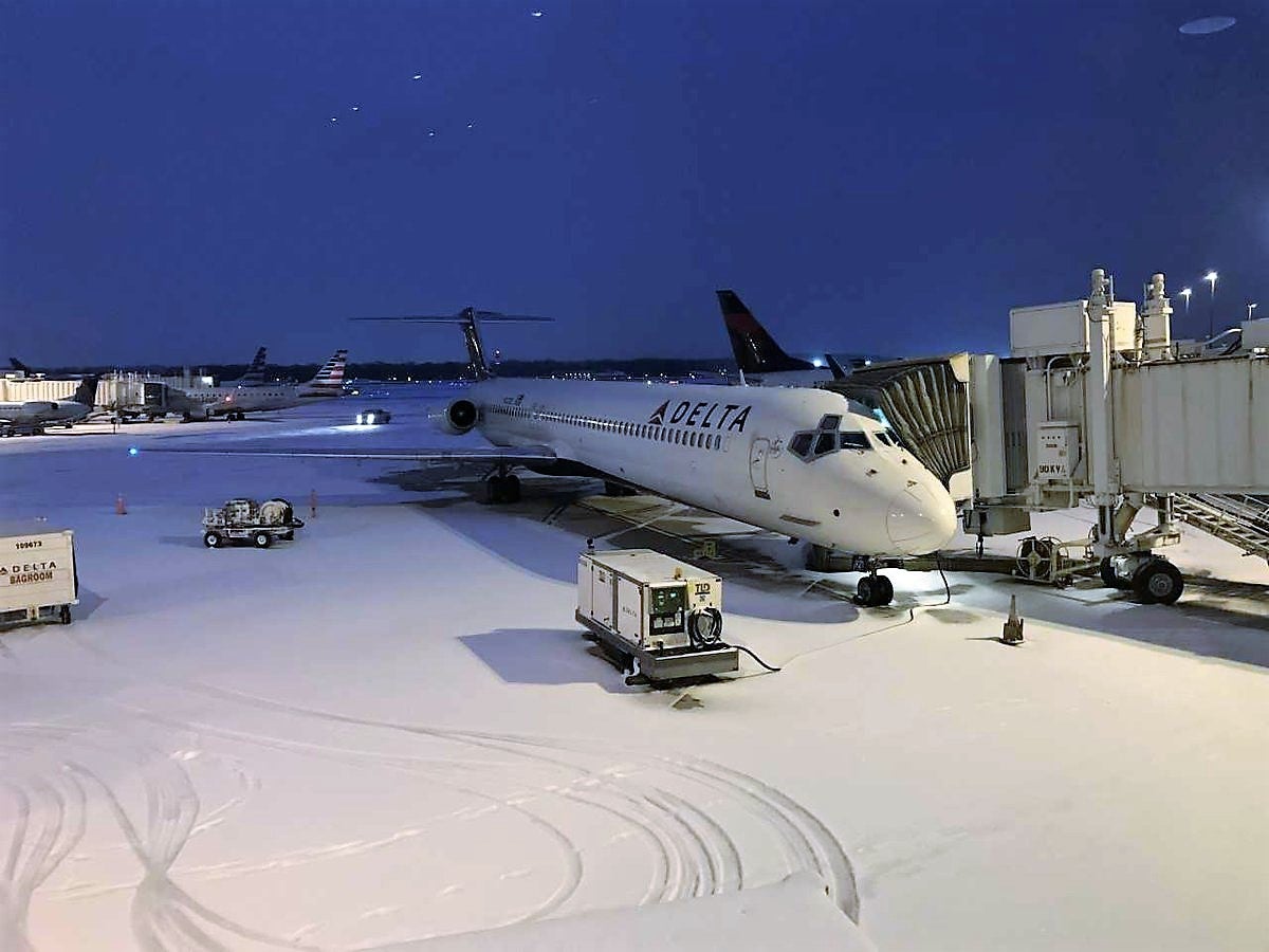 Memphis Airport Snow Delta - posted to Twitter by WMC Action News 5 @WMCActionNews5
