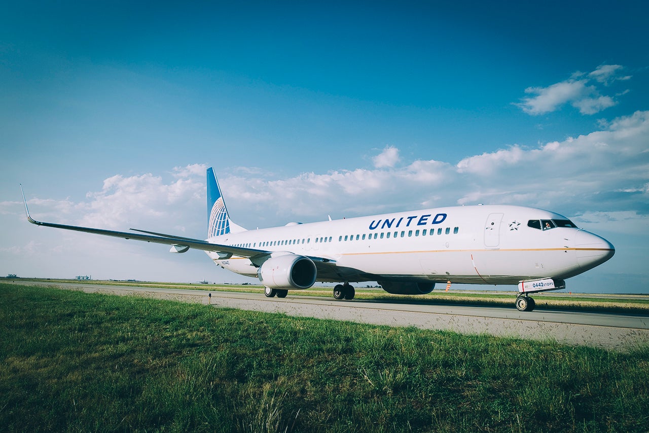 United_Boeing 737 on the runway at IAH