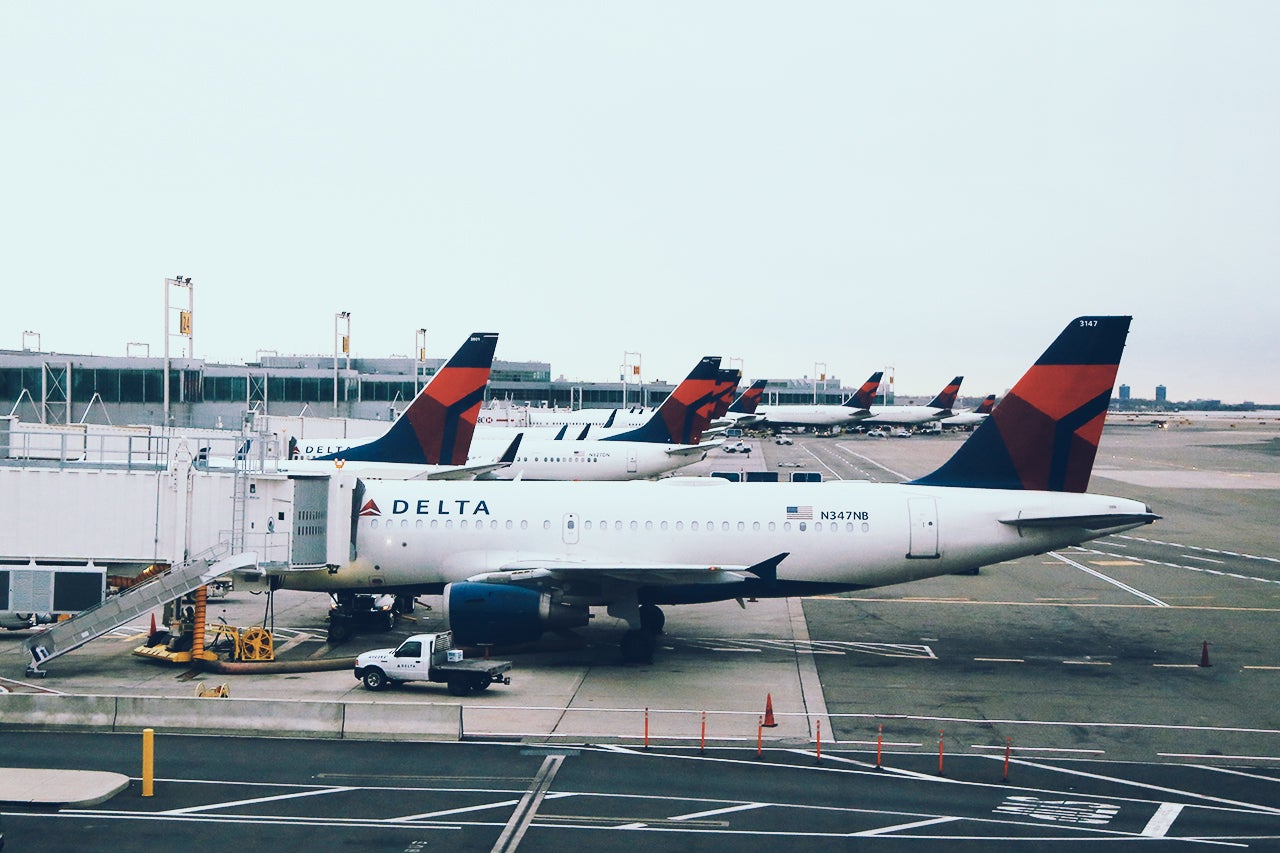 delta airlines planes airport