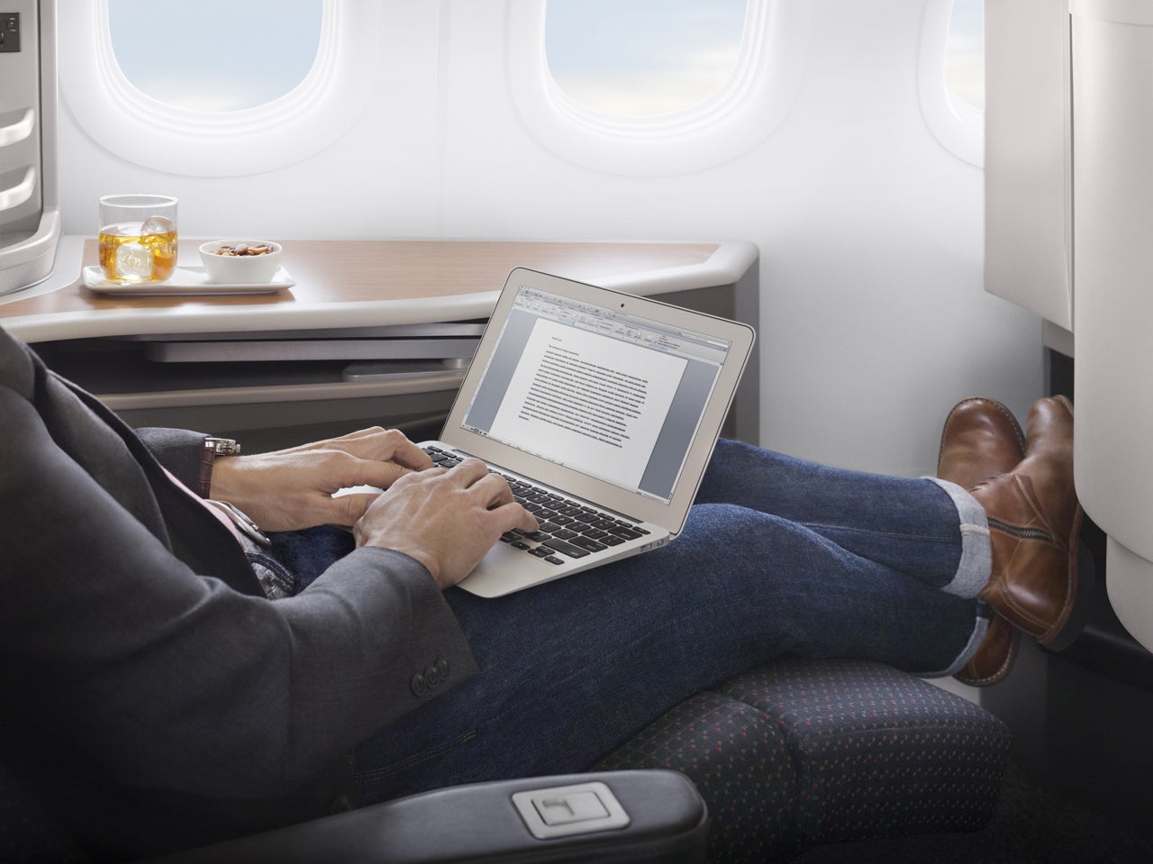 American Airlines_Aircraft-Interiors-AA-Transcon-Business-Class-Male-Wifi