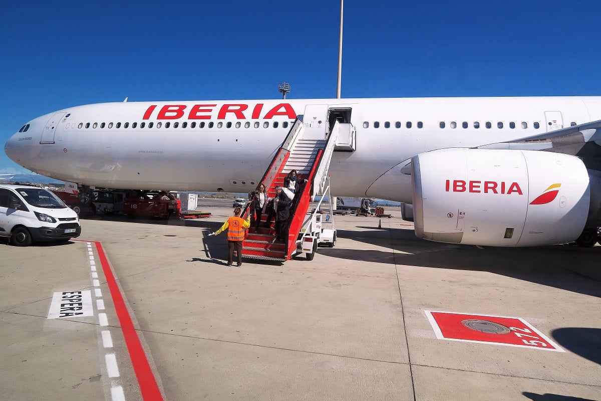 Iberia-A340-600-remote-stand-stairs-Madrid