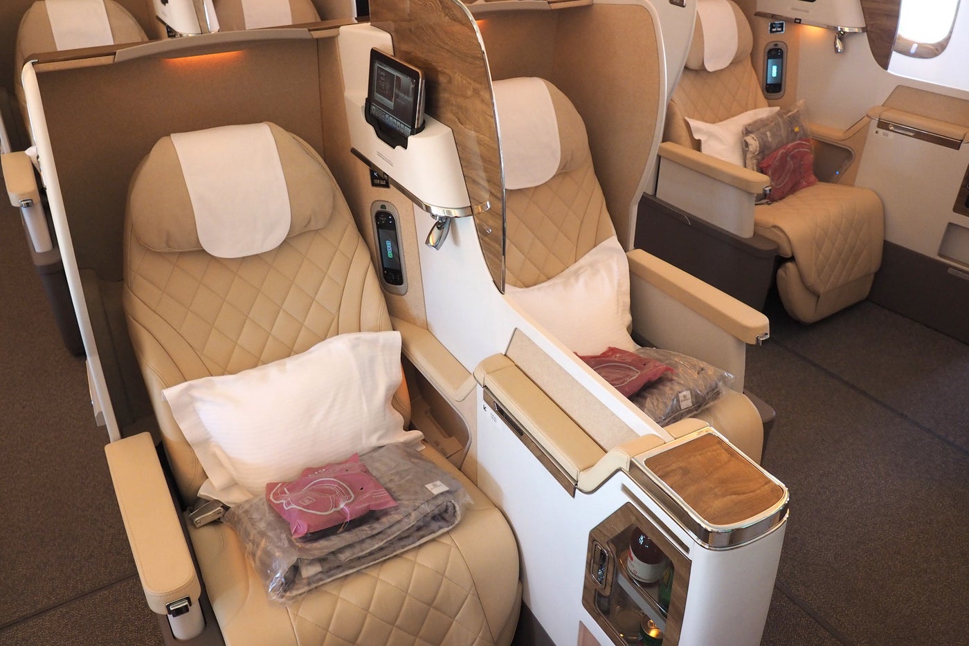Check Out Emirates First 777 With The New Biz Class Seats 2086