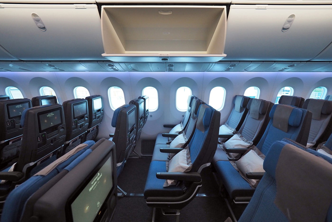 First Look: Singapore's 787-10 Dreamliner Economy Cabin