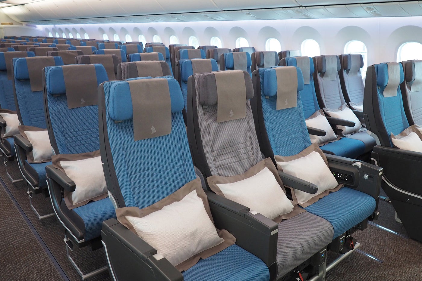 First Look Singapore S 787 10 Dreamliner Economy Cabin