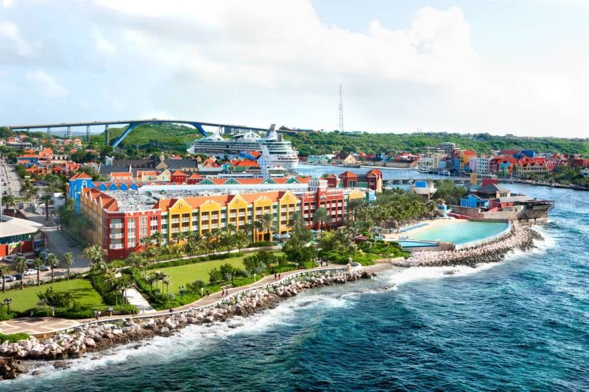 Renaissance Curacao e1522446789752 - 8 of the Most Amazing Sand-Bottom Pools in the World