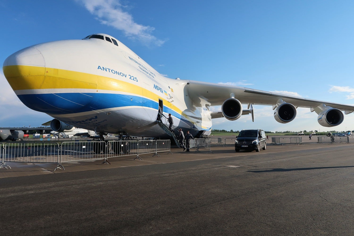 Antonov An-225 crew loading, nose, wing, three engines
