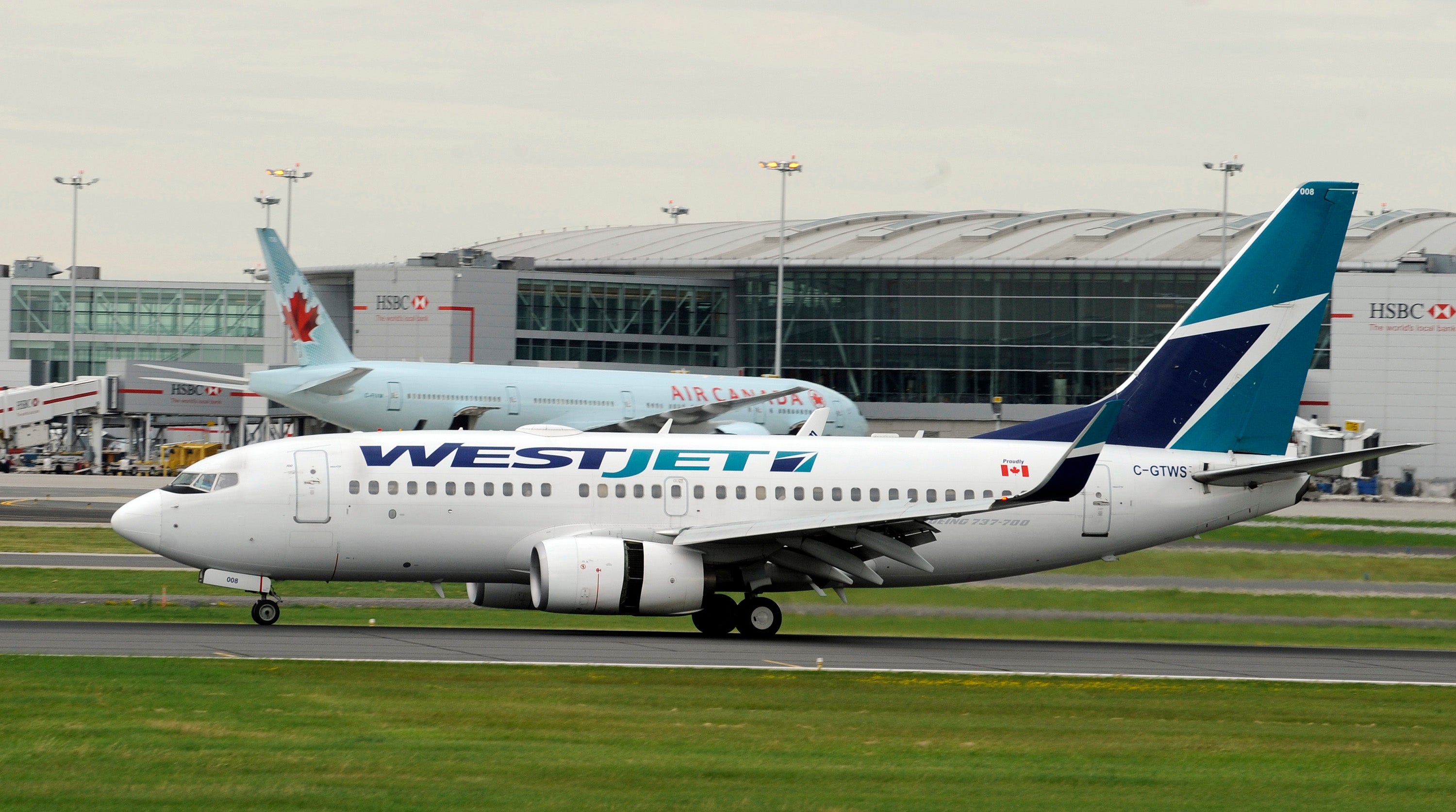 A Westjet Boeing 737-700 lands on runway 24R at Pearson Airport this morning. TONY BOCK/TORONTO STAR