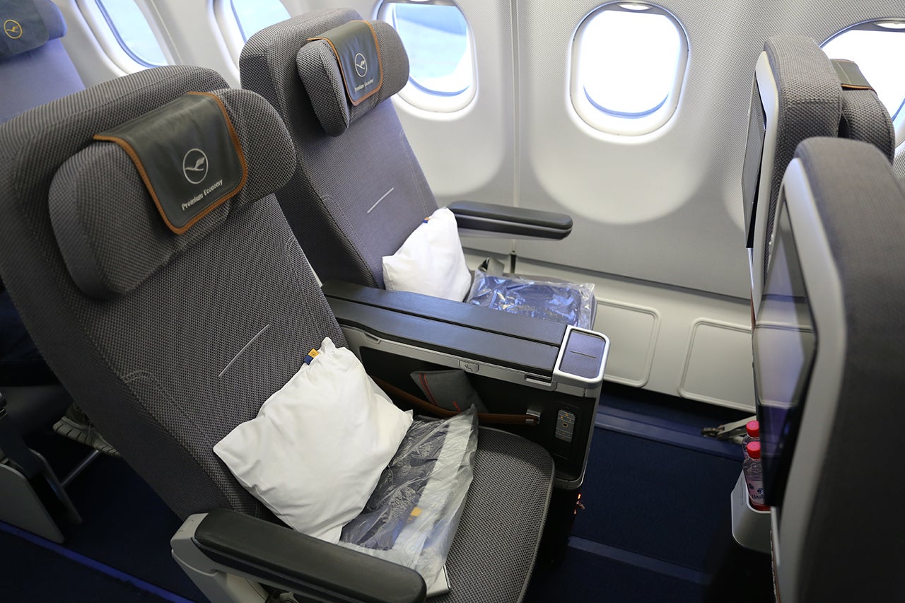 billede smukke Brød Great Seat, Low Fare: Lufthansa Premium Economy on the A330 - The Points Guy