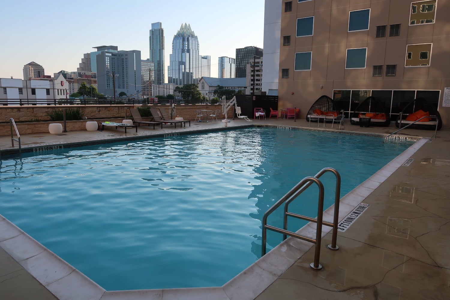 hotel-indigo-austin-pool