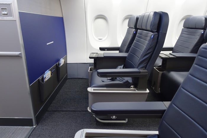 Review: United 737 MAX 9 First Class From Orlando to Houston