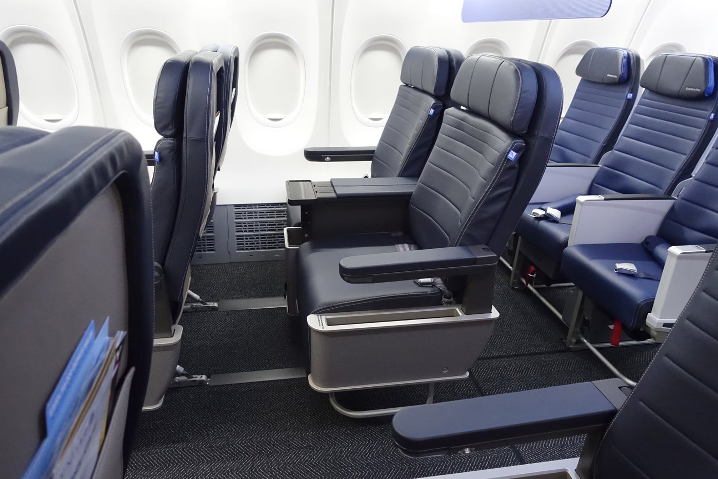 Review: United 737 MAX 9 First Class From Orlando to Houston