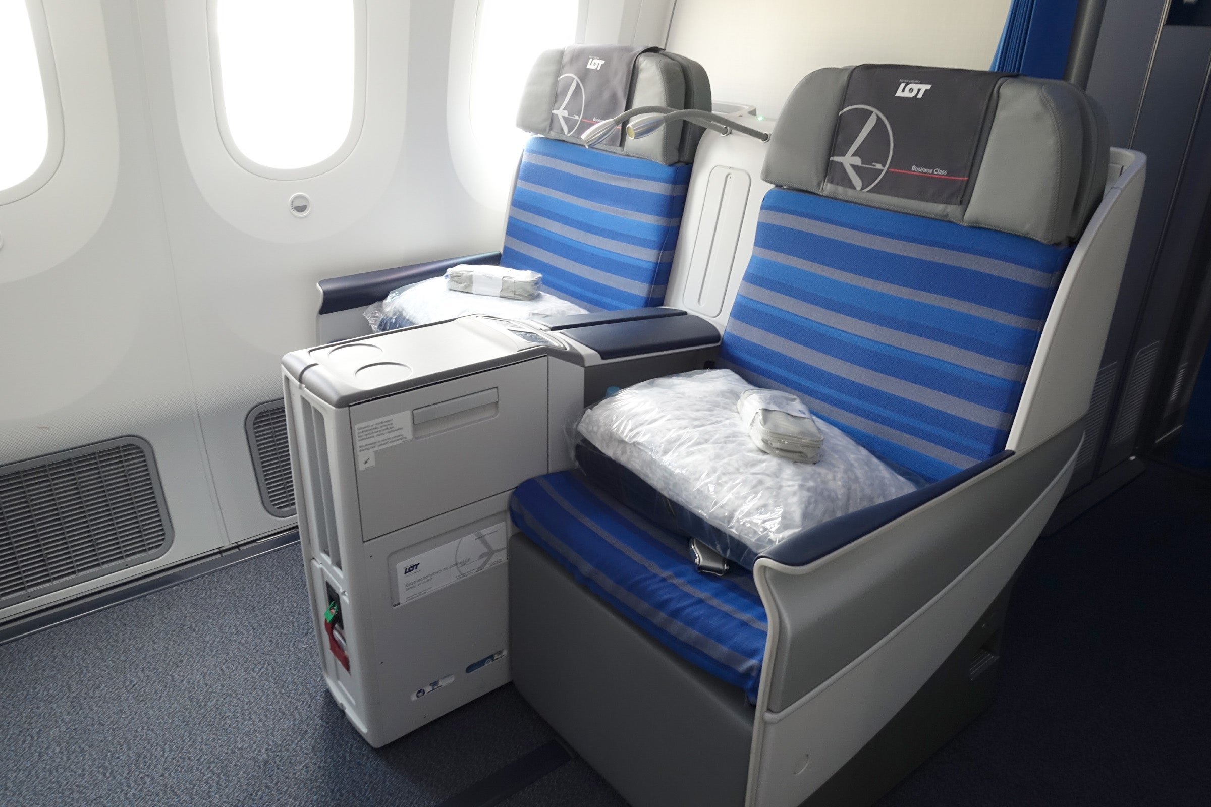 LOT 787-9 Dreamliner Business Class Review