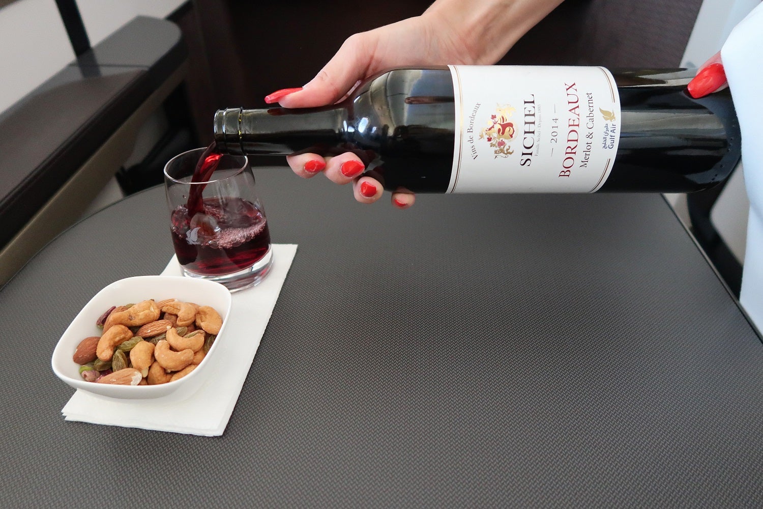 Gulf Air 787-9 LHR-BAH business class wine and nuts