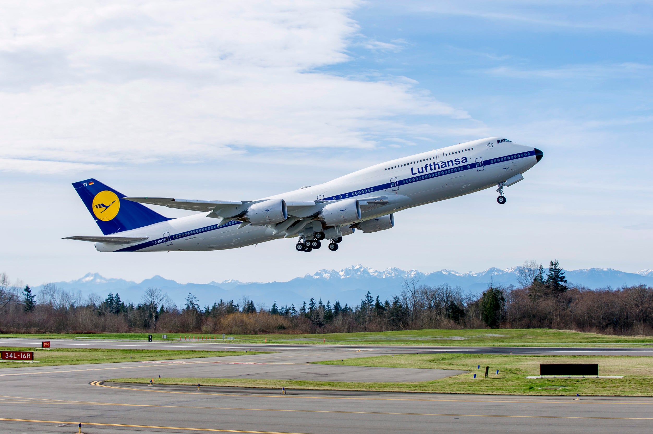747-8 Lufthansa in retro colors